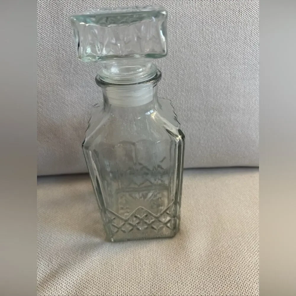 Clear Glass Liqour Decanter with Stopper | bar accessories